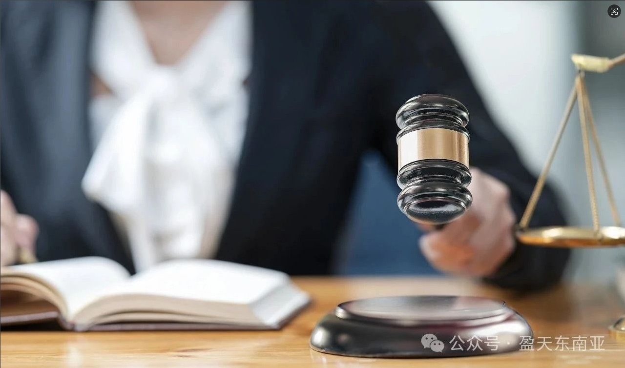 1752721467.jpg 花瓣素材_法官手持小木槌敲击音箱的特写镜头。_174442819.jpg